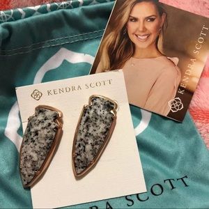 KENDRA SCOTT KATHRYN EARRINGS IN GRAY GRANITE